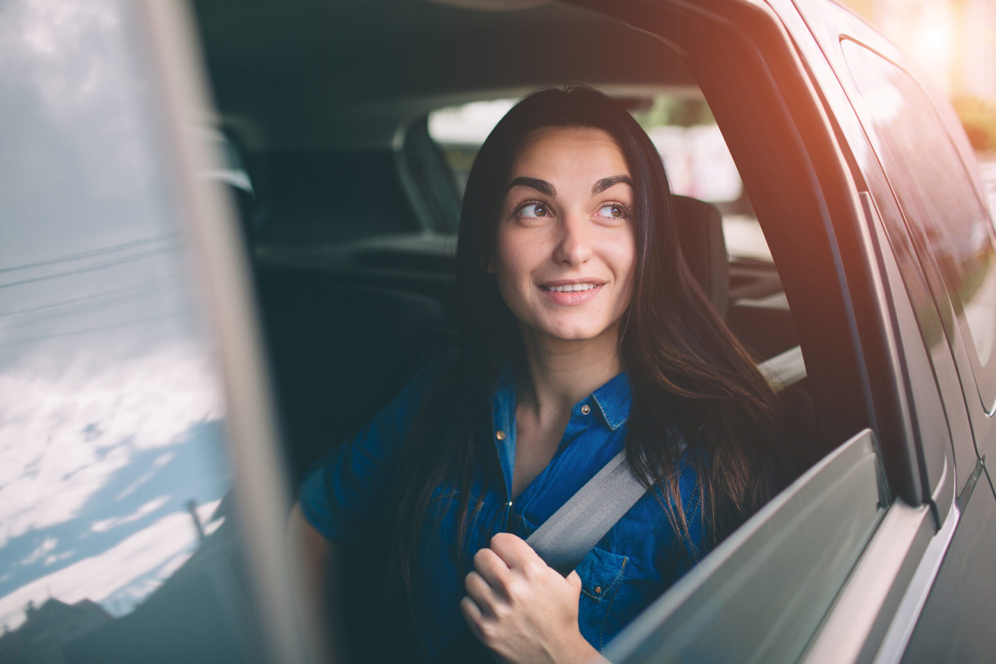 Femme souriante dans un taxi